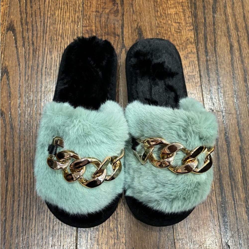 Women’s green with gold chain furry slides size 5/6